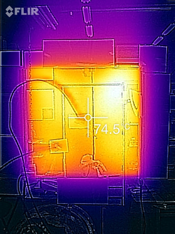 栄光電器の透明フィルムヒーター【みーる】温度分布のテスト実験画像　サーモグラフィー